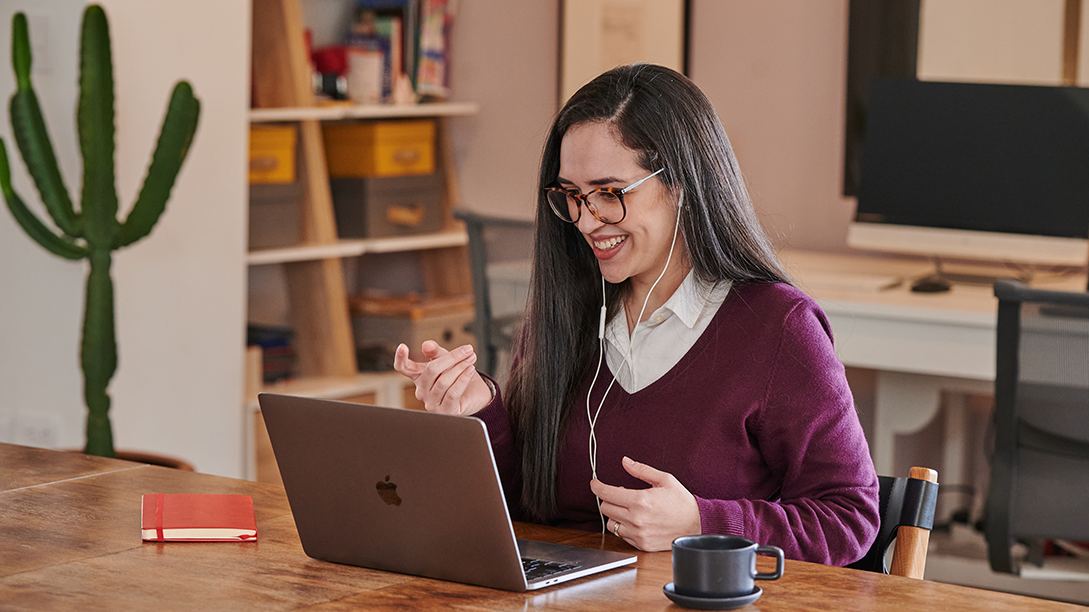 Fluenz Spanish tutor teaching a learner via Zoom during a one-on-one session, part of the Fluenz Online Spanish Immersion program that combines personalized instruction, coordinated coaching, and exclusive digital learning tools.
