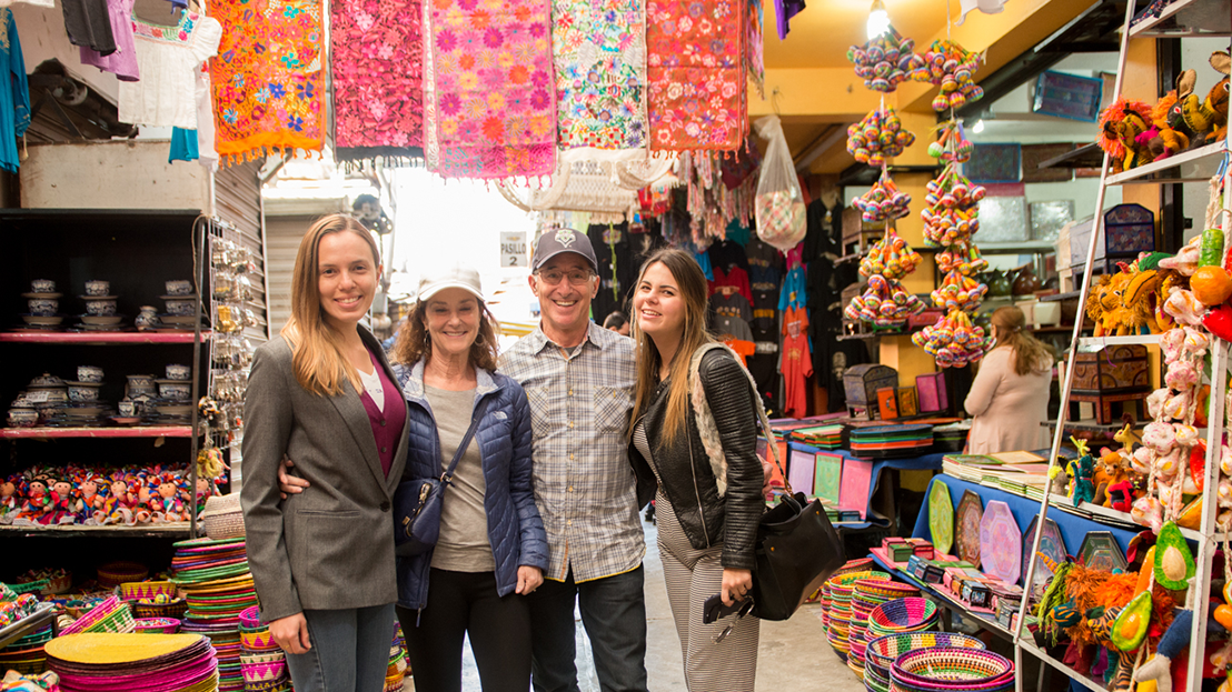 Fluenz learners exploring local markets and artisan crafts during their Spanish immersion in Mexico City, guided by the program’s cultural immersion approach.