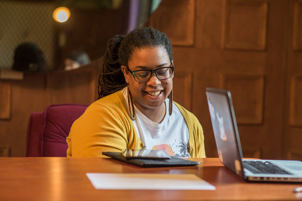 Learner practicing Spanish comprehension during the Fluenz Bootcamp in Mexico City’s immersive one-on-one learning program.