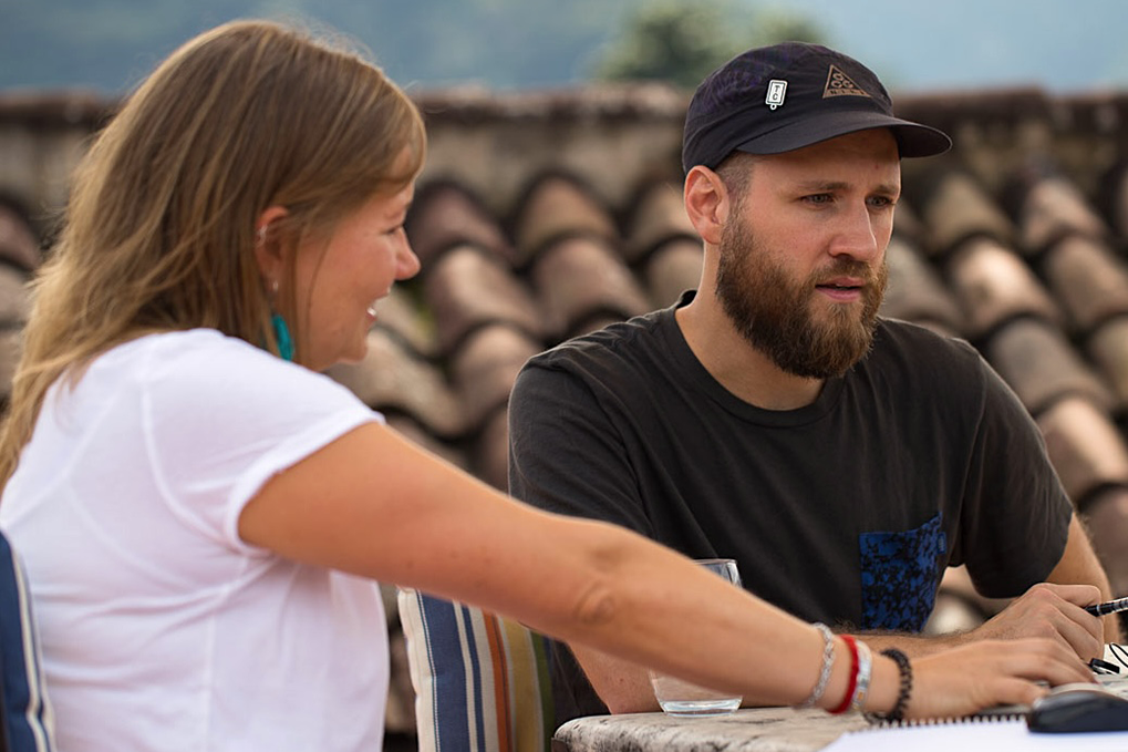 Adult learner and Spanish instructor working outdoors at the Fluenz Bootcamp in Mexico City, combining intensive language study with a relaxed environment.