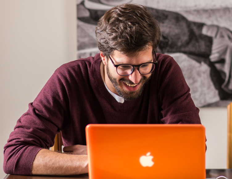 Fluenz Spanish coach leading a one-on-one session during the Online Spanish Immersion program. The Fluenz approach combines expert human instruction, personalized feedback, and real-time coaching to deliver a highly effective and tailored Spanish learning experience.