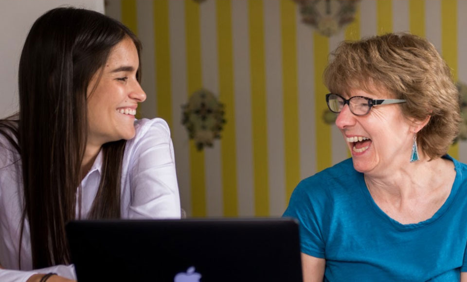 Learner and coach sharing a lively moment during a private Fluenz Spanish Bootcamp session in Mexico City, part of the exclusive one-on-one Spanish immersion experience designed for adults.