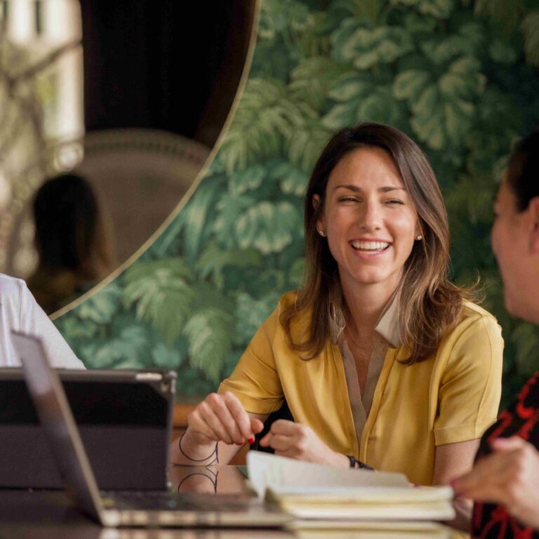 Sonia Gil, founder of Fluenz, shares a warm conversation with students during the Fluenz Spanish Immersion in Mexico City, part of the luxury program designed for adults who want to learn Spanish in Mexico through personalized, one-on-one instruction and curated cultural experiences.