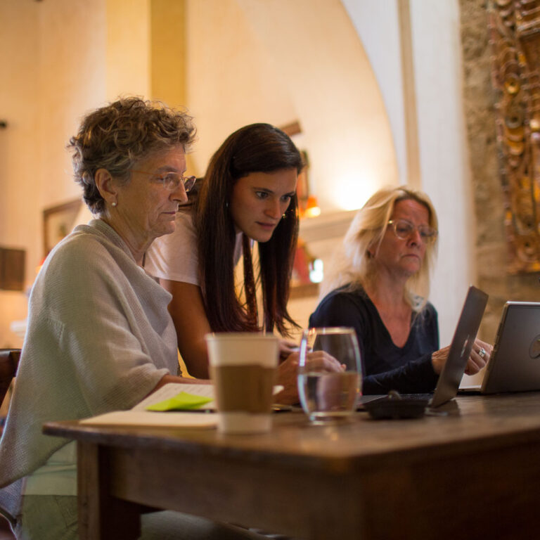 Learners and coach during an immersive session at the Fluenz Spanish Immersion in Mexico City, part of the exclusive program for adults who want to learn Spanish in Mexico through personalized, one-on-one lessons and deep cultural engagement.