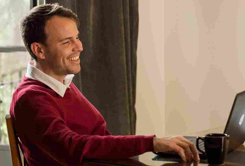Fluenz Spanish tutor during a one-on-one virtual class, part of the Fluenz Online Spanish Immersion—a personalized program designed for professionals who want to learn Spanish online with live Spanish tutors via Zoom in a fully customized experience.