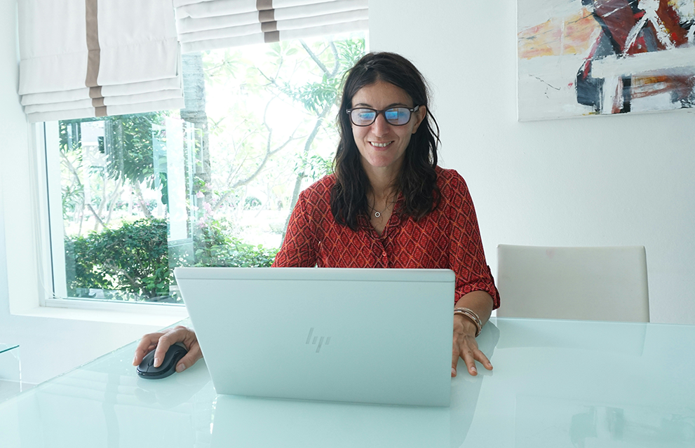 Learner enjoying a personalized session in the Fluenz Online Spanish Immersion, an elite program where adults can learn Spanish online with professional Spanish tutors through immersive live lessons on Zoom.