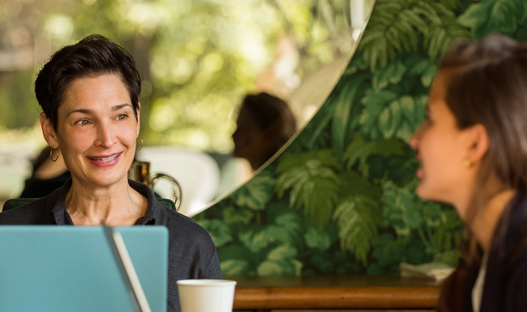 Learner in a one-on-one conversation with a Spanish tutor at the Fluenz Spanish Bootcamp in Mexico City, part of the world’s most intensive Spanish immersion program designed for adults seeking to learn Spanish in Mexico City through personalized instruction.