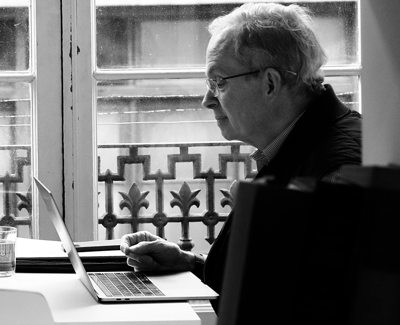 Adult learner participating in a one-on-one online session with a Spanish tutor, part of the Fluenz Online Spanish Immersion program designed for professionals seeking personalized and intensive language instruction.