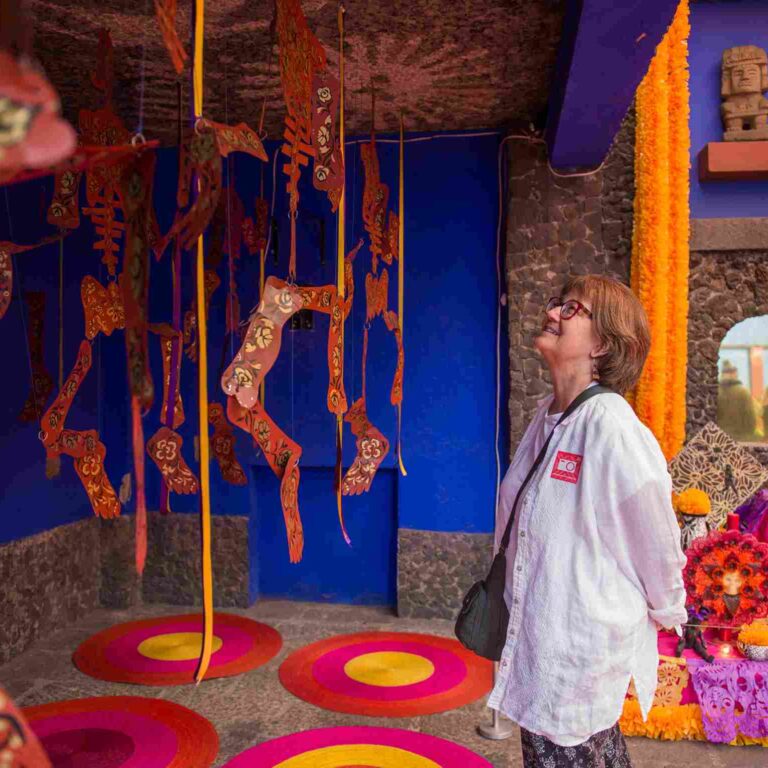 Learner exploring Mexican art and culture during the Fluenz Spanish Immersion in Mexico City, where cultural experiences complement the program’s intensive one-on-one Spanish sessions to help participants deeply learn Spanish in Mexico City.