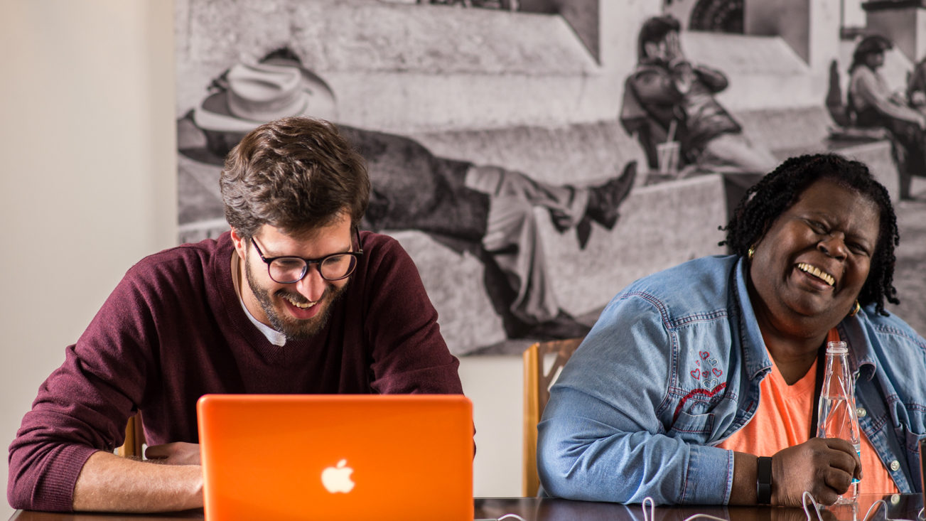 Spanish tutor and learner sharing a moment of laughter during a one-on-one session at the Fluenz Spanish Bootcamp in Mexico City, part of the most exclusive and intensive Spanish language program for adults.
