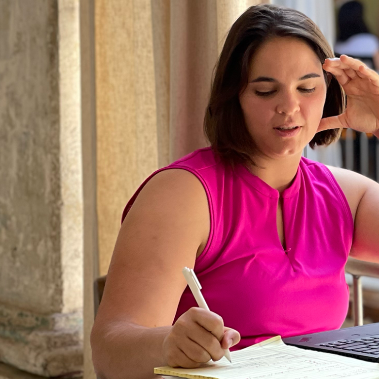 A student learning Spanish online through the Fluenz Online Spanish Immersion program, focused on one-on-one sessions with expert Spanish tutors designed to help professionals learn Spanish online or learn Spanish on Zoom with personalized guidance.