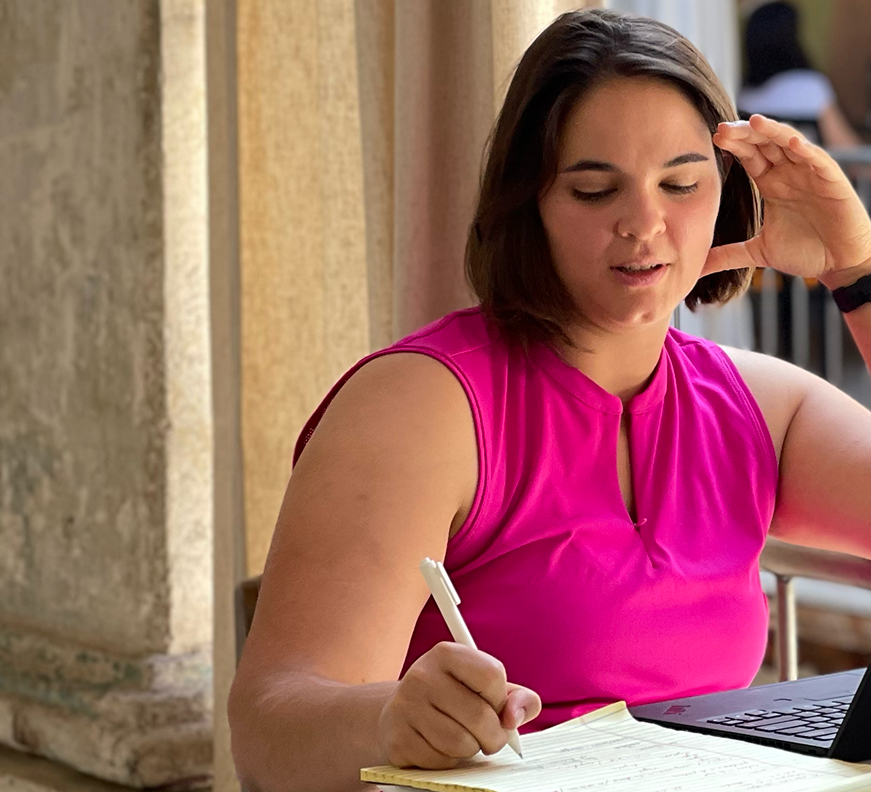 A student learning Spanish online through the Fluenz Online Spanish Immersion program, focused on one-on-one sessions with expert Spanish tutors designed to help professionals learn Spanish online or learn Spanish on Zoom with personalized guidance.