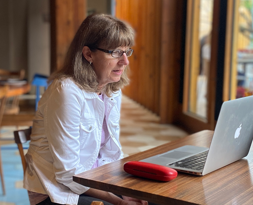 A student learning Spanish online through the Fluenz Online Spanish Immersion program, focused on one-on-one sessions with expert Spanish tutors designed to help professionals learn Spanish online or learn Spanish on Zoom with personalized guidance.