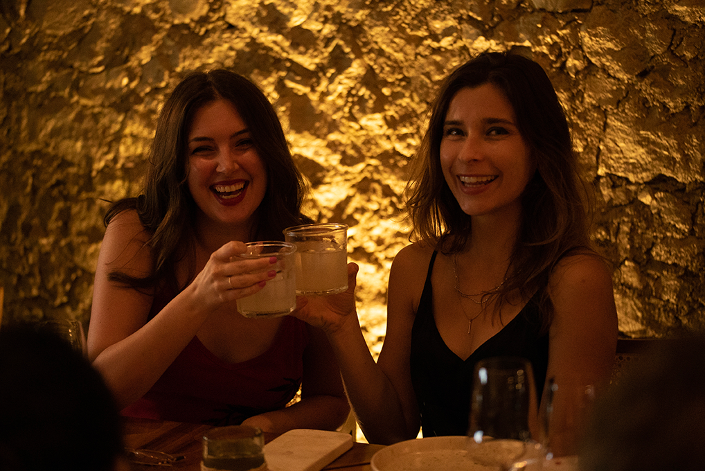 Students enjoying a cultural evening in Mexico City as part of the Fluenz Spanish Immersion program, celebrating their progress while discovering local cuisine and traditions during their journey to learn Spanish in Mexico City.