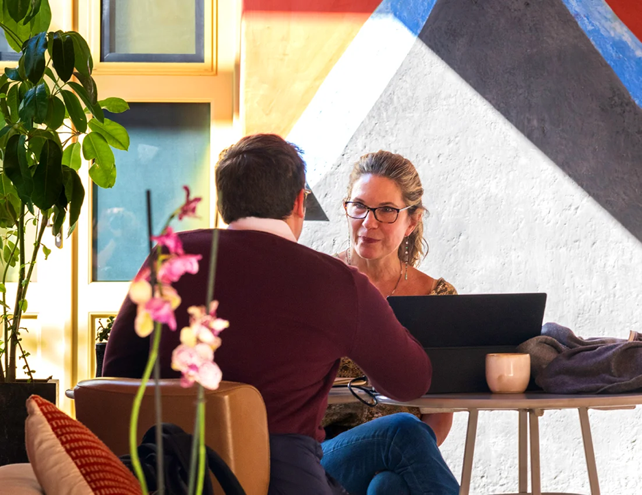 A Spanish tutor and learner engaged in a one-on-one session at the Fluenz Spanish Bootcamp in Mexico City, part of the world’s most intensive Spanish immersion program designed for accomplished professionals seeking deep fluency through personalized instruction.