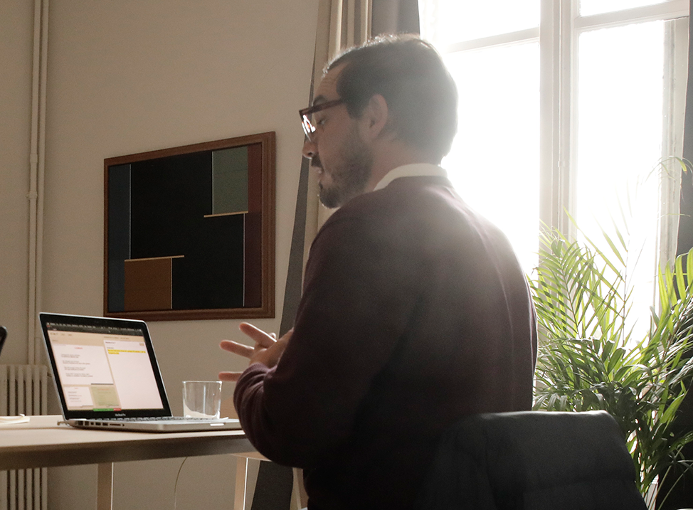 A Spanish tutor leading a personalized one-on-one session for the Fluenz Online Spanish Immersion, guiding a learner through advanced materials during a live Zoom Spanish lesson as part of the learn Spanish online experience.
