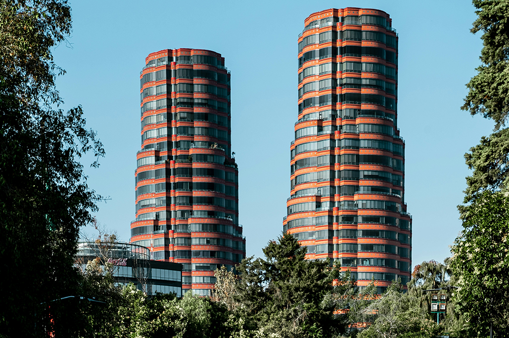 View of the iconic twin towers in Polanco, Mexico City, an elegant neighborhood that blends modern architecture with the city’s cultural sophistication and where the Fluenz Spanish Immersion takes place.