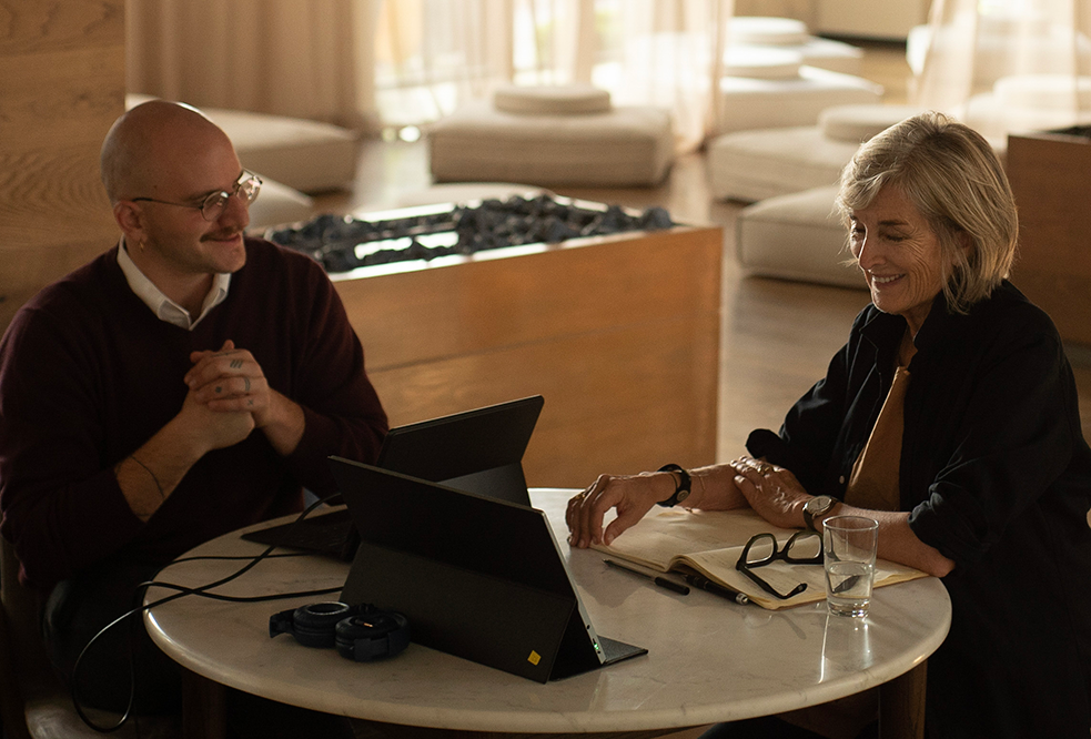 A Spanish tutor and student in a one-on-one learning session at the Fluenz Spanish Bootcamp in Mexico City, engaging in personalized coaching to accelerate fluency and confidence.