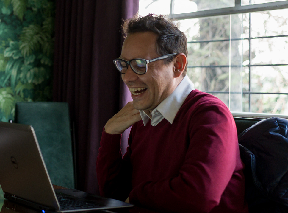 A Spanish tutor from the Fluenz Online Spanish Immersion team, leading a one-on-one session designed for professionals who want to learn Spanish online or learn Spanish via Zoom with personalized coaching.