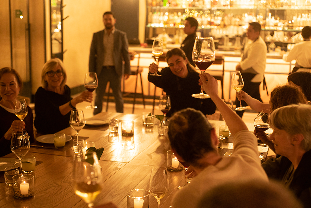 Learners enjoying a dinner celebration during the Fluenz Spanish Immersion in Mexico City, an elegant program that combines intensive one-on-one Spanish tutoring with curated cultural and culinary experiences in the heart of Polanco.