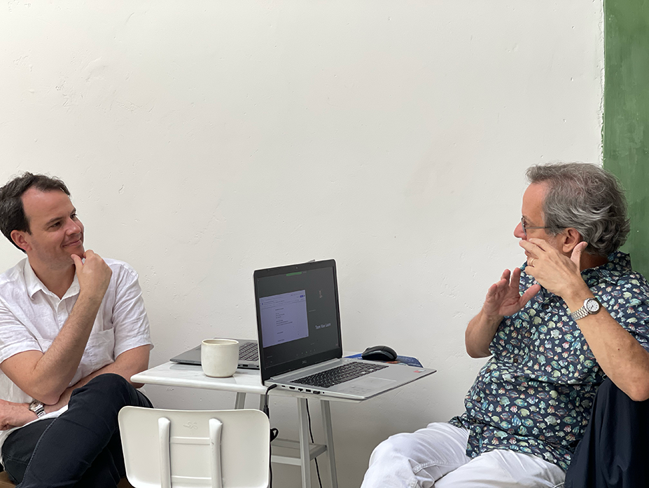 A Spanish tutor and a student engaged in a one-on-one session during the Fluenz Spanish Bootcamp in Mexico City, part of an intensive immersion program that blends personalized Spanish instruction with the city’s cultural and intellectual atmosphere.