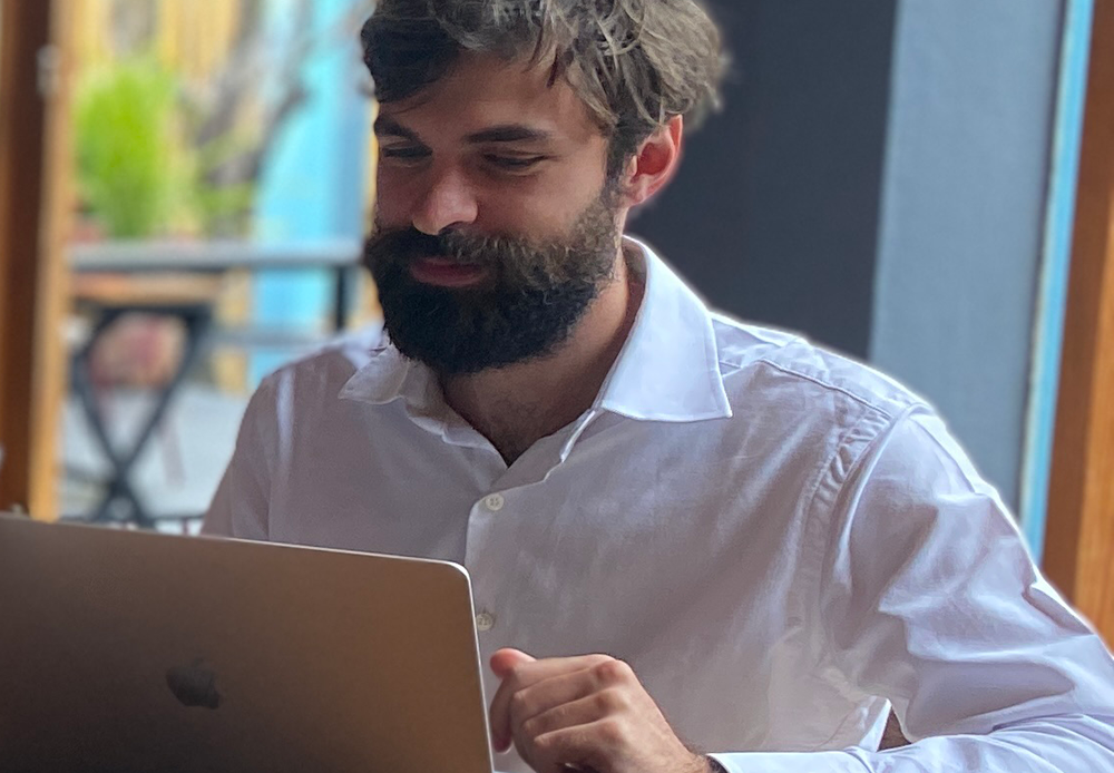 A Spanish tutor teaching through the Fluenz Online Spanish Immersion, a personalized program that helps learners learn Spanish online and learn Spanish via Zoom with tailored one-on-one coaching.