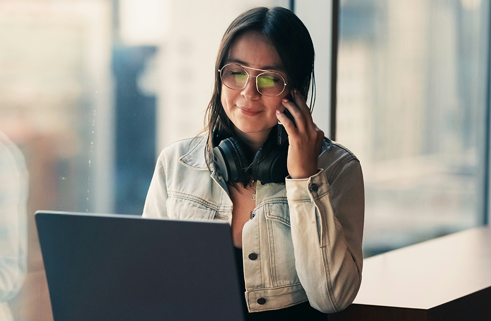 What makes Fluenz Spanish tutors' corrections more valuable in online immersion?