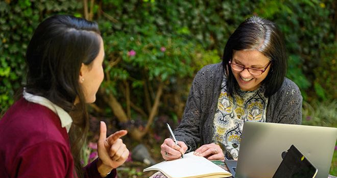 How do working meals enhance language acquisition when you learn Spanish in Mexico?