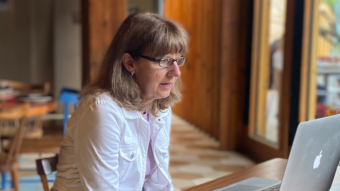 An adult learner participates in a live session during the Fluenz Online Spanish Immersion, one of the best online Spanish immersion programs. The student practices personalized lessons to learn Spanish online and learn Spanish on Zoom with expert Fluenz coaches.