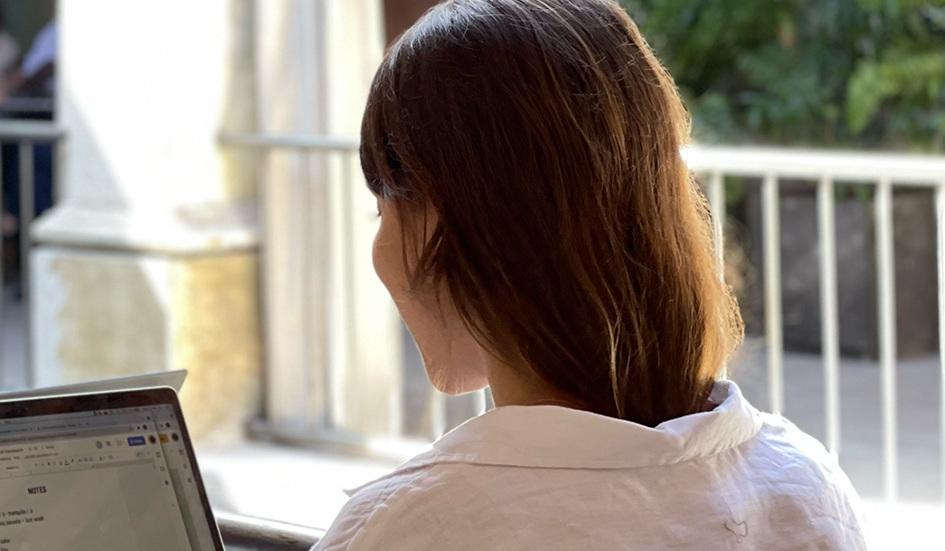 A Spanish tutor teaches a personalized one-on-one session as part of the Fluenz Online Spanish Immersion, the best online Spanish immersion program designed for adults who want to learn Spanish online and learn Spanish on Zoom with expert, real-time coaching.