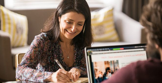 A student practices Spanish during a personalized one-on-one session at the Fluenz Spanish Bootcamp in Mexico City. This immersive program is known as the best and most intensive Spanish learning experience in Mexico, designed for adults seeking rapid fluency through individualized instruction.