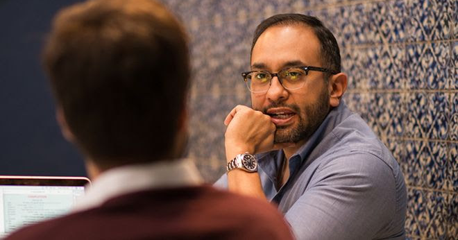 A Spanish tutor and student engaged in a focused one-on-one session at the Fluenz Spanish Bootcamp in Mexico City. Recognized as the best intensive Spanish learning program in Mexico, Fluenz offers personalized instruction for adults seeking deep fluency and cultural connection.