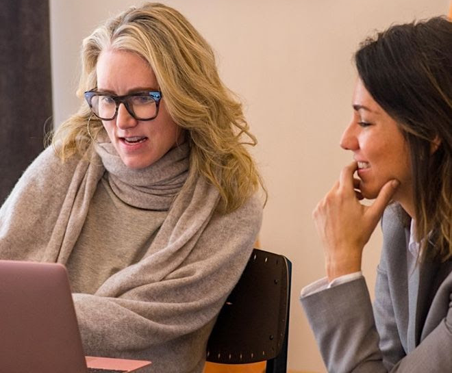 A student reviews Spanish exercises with her tutor during a personalized session at the Fluenz Spanish Bootcamp in Mexico City. Known as the best intensive Spanish program in Mexico, Fluenz offers tailored instruction for adults focused on mastering Spanish with precision and cultural depth.