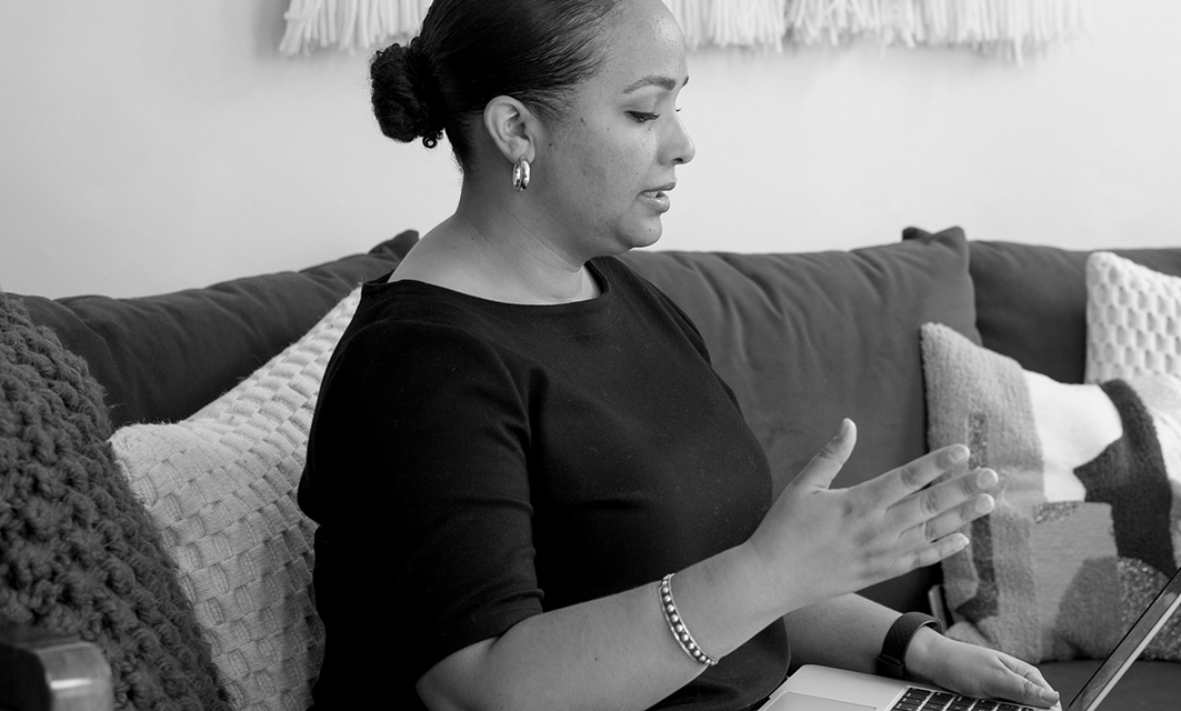 An adult learner participates in a one-on-one session through the Fluenz Online Spanish Immersion program. Focused and expressive, she practices conversation with one of the best Spanish tutors, part of Fluenz’s acclaimed system to learn Spanish online and on Zoom with personalized coaching.