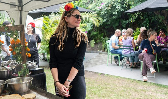 A student enjoys a cultural meal during the Fluenz Spanish Immersion in Mexico City, surrounded by fellow learners in a garden setting. The image reflects the atmosphere of the best Spanish immersion program in Mexico, where adults learn Spanish in Mexico through language, culture, and connection.