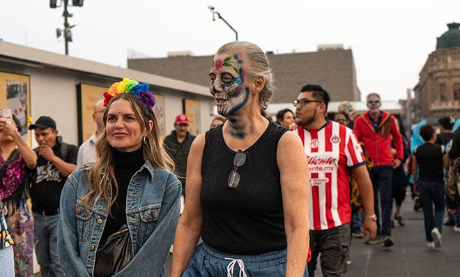 Students from the Fluenz Spanish Immersion in Mexico City walk through the historic center during a Día de los Muertos celebration. Surrounded by locals and vibrant cultural expressions, they experience why this is the best program to learn Spanish in Mexico, blending language learning with authentic immersion.
