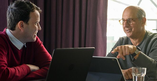 A learner and tutor engage in a focused one-on-one session during the Fluenz Spanish Bootcamp in Mexico City. The image highlights the personalized, immersive approach that makes this the best intensive Spanish program in Mexico for dedicated adult learners.