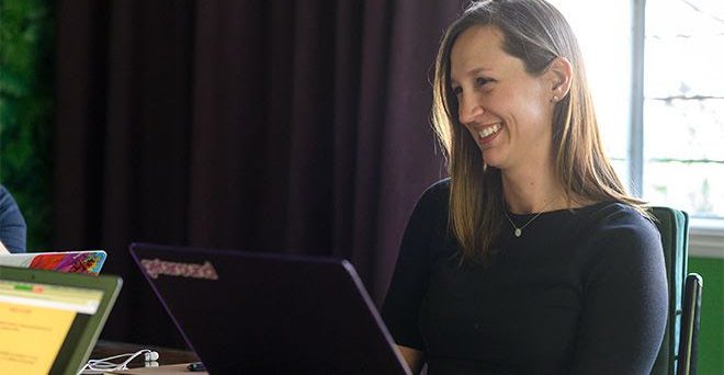 A learner smiles during a personalized session at the Fluenz Spanish Bootcamp in Mexico City, reflecting the engaging and tailored approach of the best intensive Spanish immersion program in Mexico for adult learners.