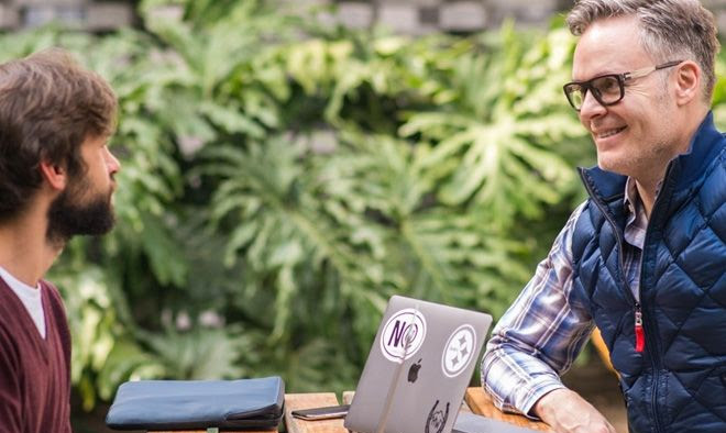 A student and Spanish tutor share a focused outdoor session at the Fluenz Spanish Bootcamp in Mexico City, exemplifying the personalized and immersive approach of the best intensive Spanish program in Mexico for serious adult learners.