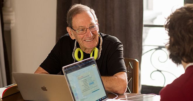 A learner smiles during a personalized one-on-one session at the Fluenz Spanish Bootcamp in Mexico City, part of the best intensive Spanish immersion program in Mexico designed for high-performing adults.