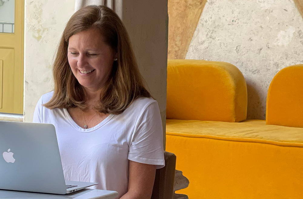 How does Fluenz online Spanish immersion build confidence in language use?