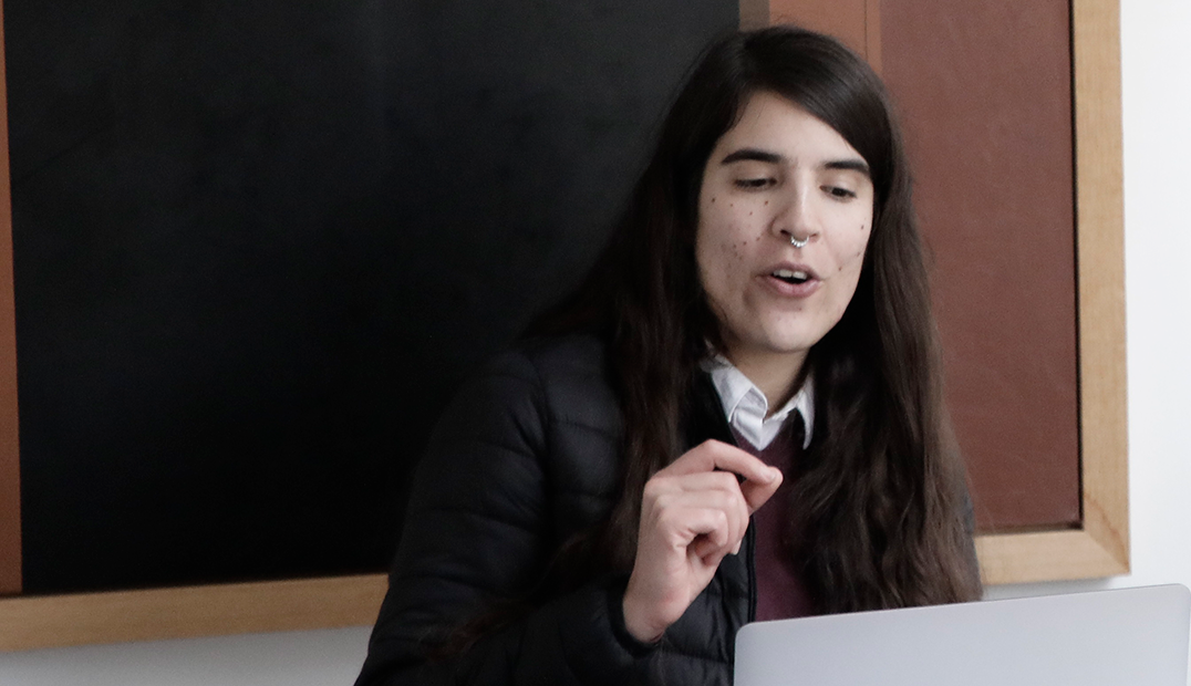 A professional Spanish tutor teaches an online session through the Fluenz Online Spanish Immersion, one of the best programs to learn Spanish on Zoom with expert, real-time instruction for adult learners.