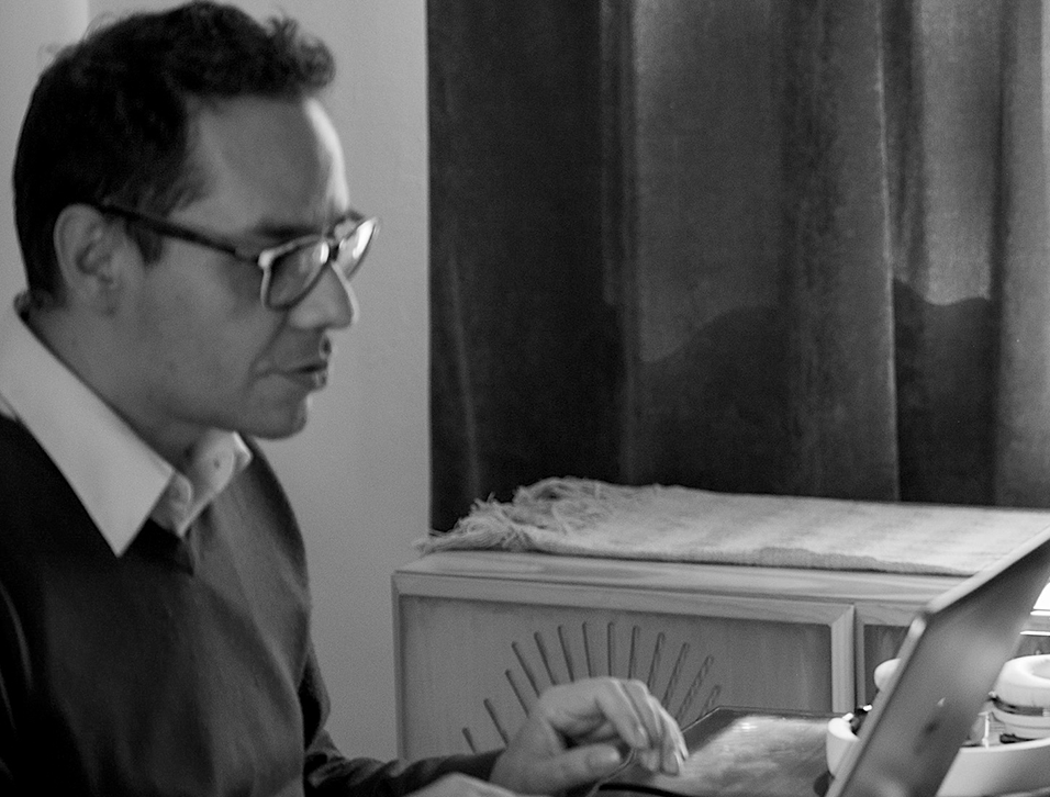 A dedicated Spanish tutor leads a live session through the Fluenz Online Spanish Immersion, offering one of the best Spanish tutoring experiences to learn Spanish online and on Zoom for motivated adult learners.