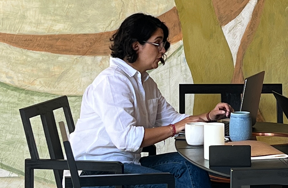 A Spanish tutor teaches a personalized session through the Fluenz Online Spanish Immersion, one of the best programs to learn Spanish online and on Zoom for adults seeking expert, one-on-one coaching.