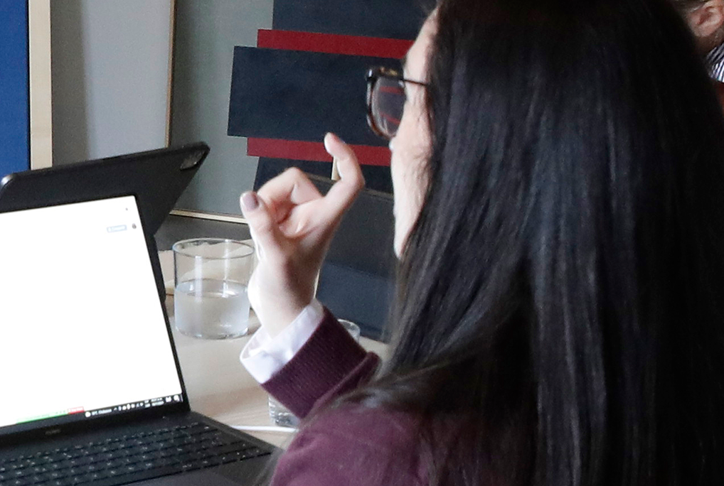 A Spanish tutor conducts a one-on-one session through the Fluenz Online Spanish Immersion, offering adult learners one of the best ways to learn Spanish online and on Zoom with expert, personalized instruction.