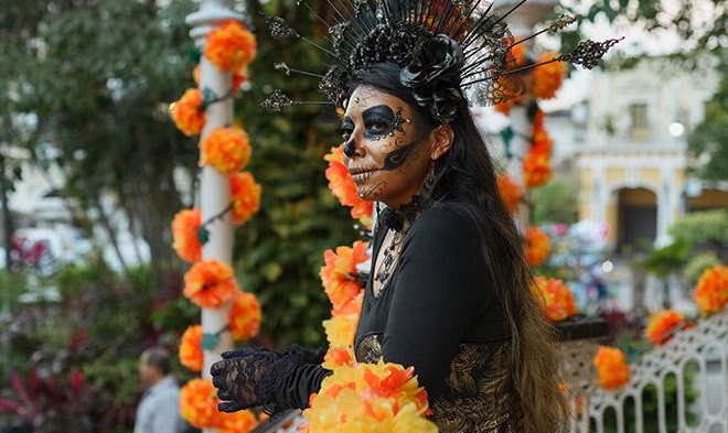 A beautifully dressed participant celebrates Día de Muertos during the Fluenz Spanish Immersion in Mexico City, part of the best Spanish program in Mexico blending language learning with authentic cultural experiences.