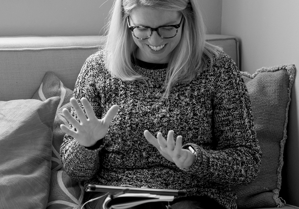 An adult learner interacts enthusiastically during a live session of the Fluenz Online Spanish Immersion, one of the best Spanish programs to learn online and on Zoom with personalized instruction from expert tutors.