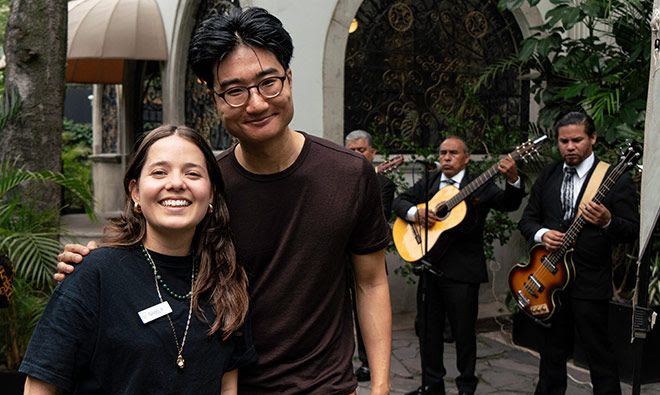 A Spanish coach and student share a moment during the Fluenz Spanish Immersion in Mexico City, widely recognized as the best program to learn Spanish in Mexico through personalized, one-on-one instruction and rich cultural experiences.
