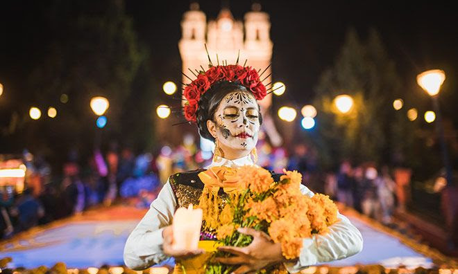 A Día de Muertos celebration in Mexico City captured during the Fluenz Spanish Immersion, the best program to learn Spanish in Mexico, where students experience authentic culture while advancing their language skills.