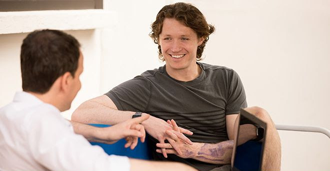 A learner engages in a one-on-one session during the Fluenz Spanish Bootcamp in Mexico City, an intensive and personalized Spanish program recognized as the best way to learn Spanish in Mexico for motivated adults.